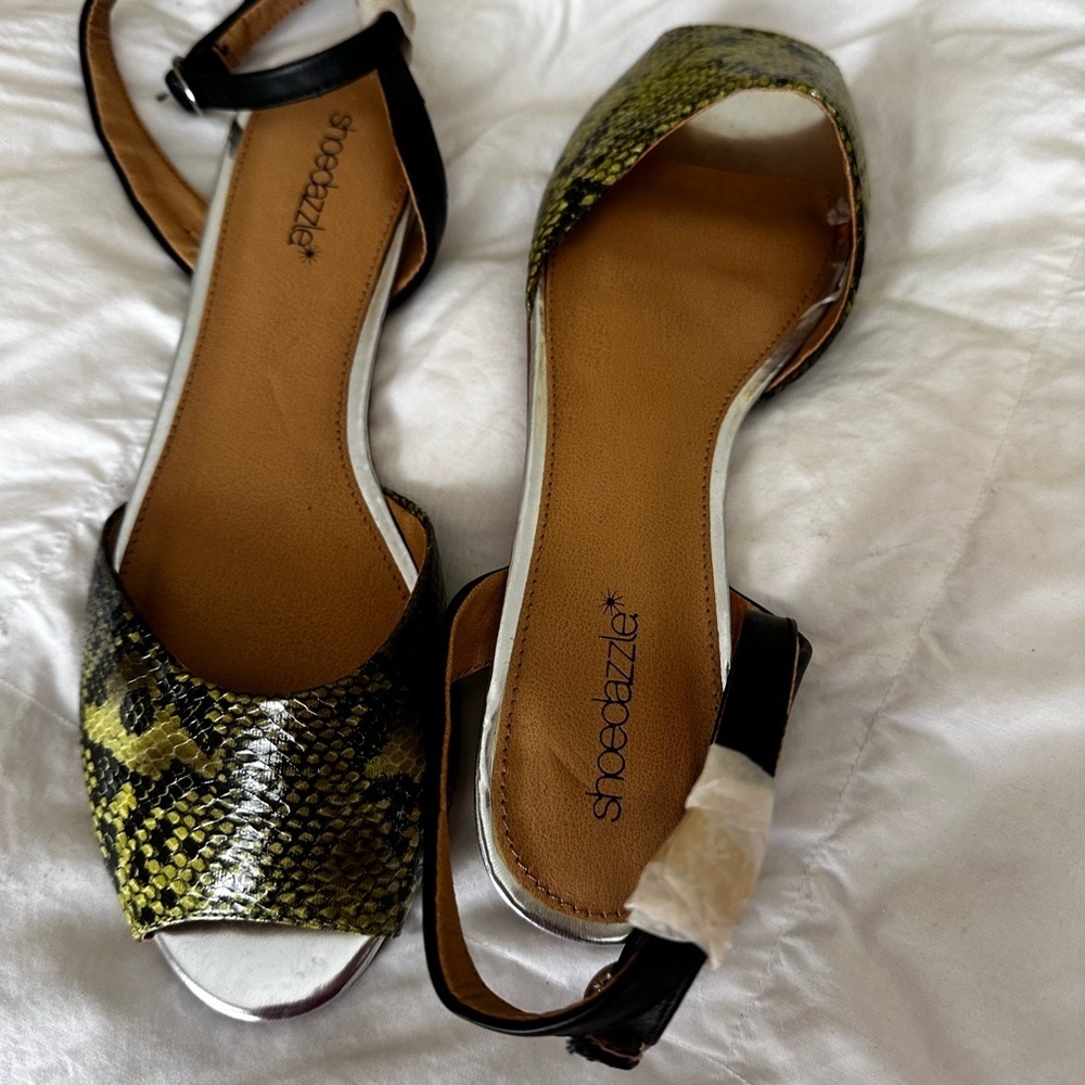 Shoe Dazzle Black and Yellow Snakeskin Sandals